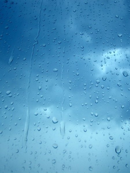 Капли на стекле