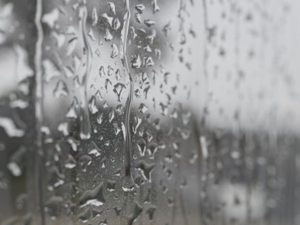 Мелкие капли на окне