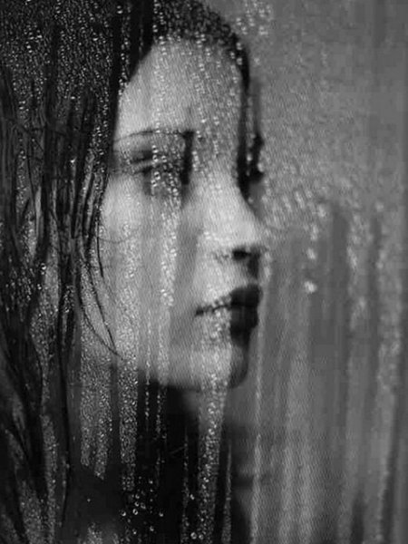 Девушка у окна дождь