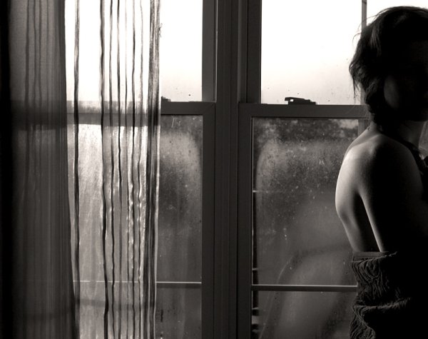 Девушка у окна черно белое