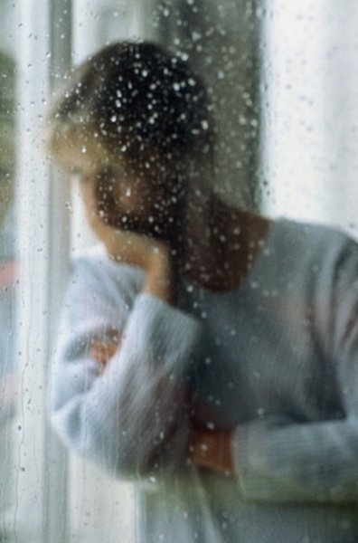 Человек у окна дождь