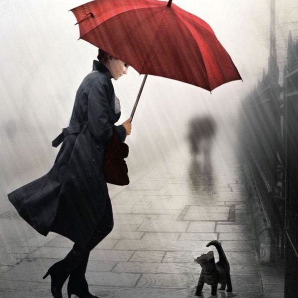 Женщина с зонтом идущая