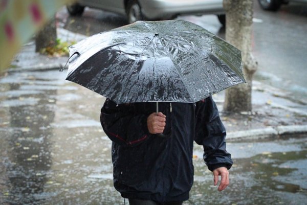 Человек под зонтом