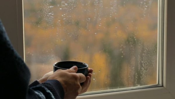 Человек у окна дождь