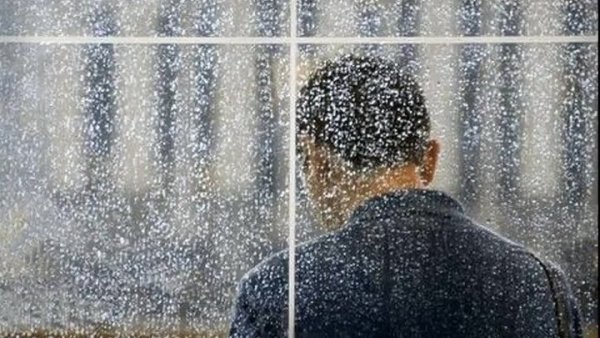 Мужчина у окна дождь
