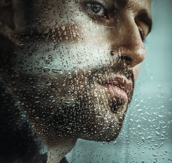 Человек у окна дождь