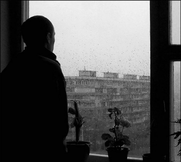Одинокий человек у окна