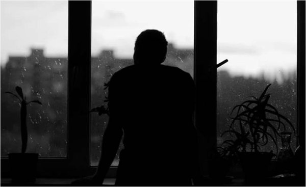 Мужчина у окна