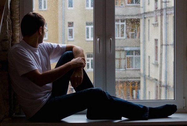 Мужчина у окна