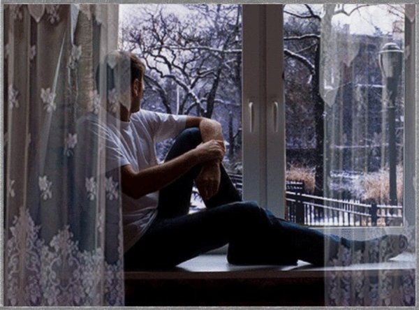 Парень грустит у окна