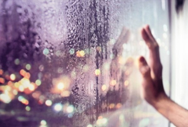 Девушка за окном дождь