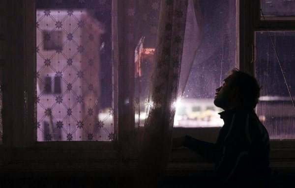 Парень ночью у окна