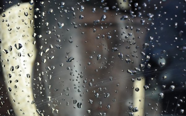 Капли дождя на стекле
