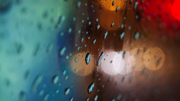 Капли воды на стекле