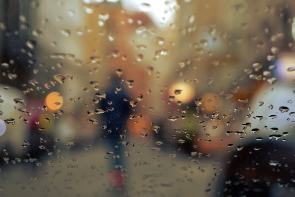 Капли осеннего дождя на стекле