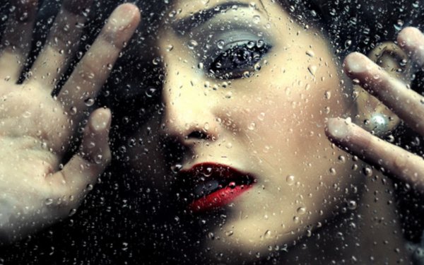 Девушка за мокрым стеклом