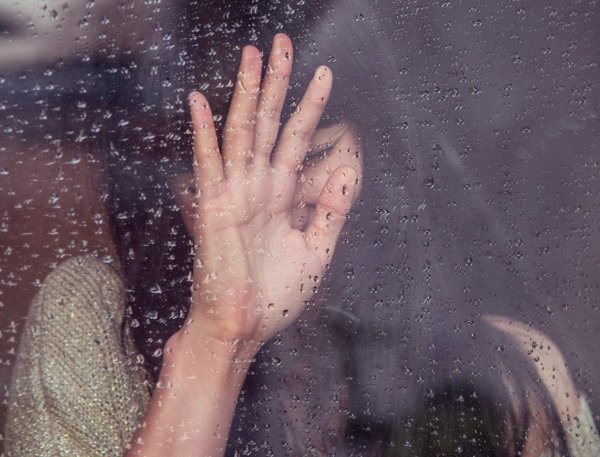 Рука на стекле фото