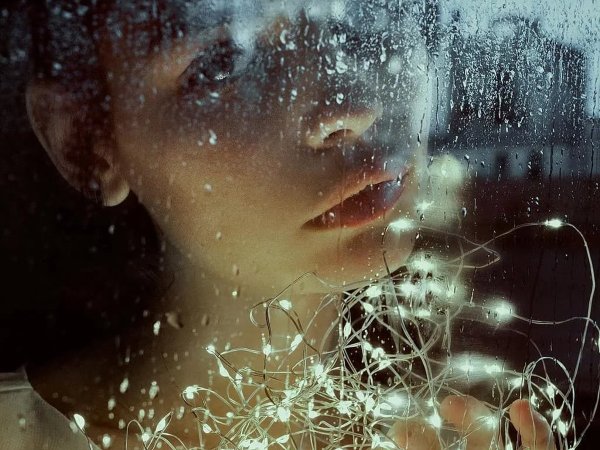 Девушка у окна дождь