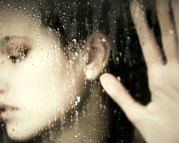 Дождь женщина плачет