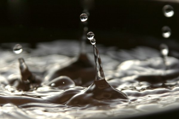 Капли дождя на воде