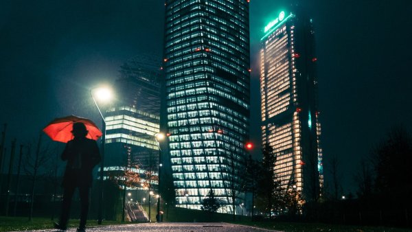 Ночной город под дождем