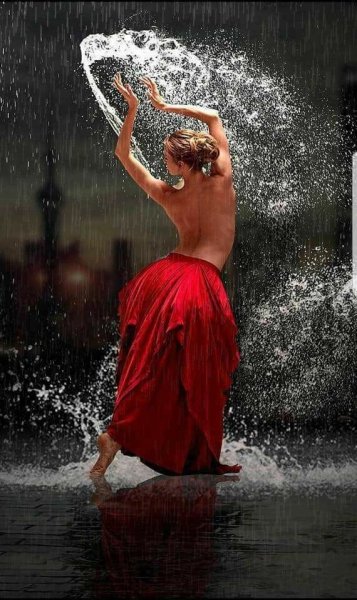 Девушка танцует под дождем