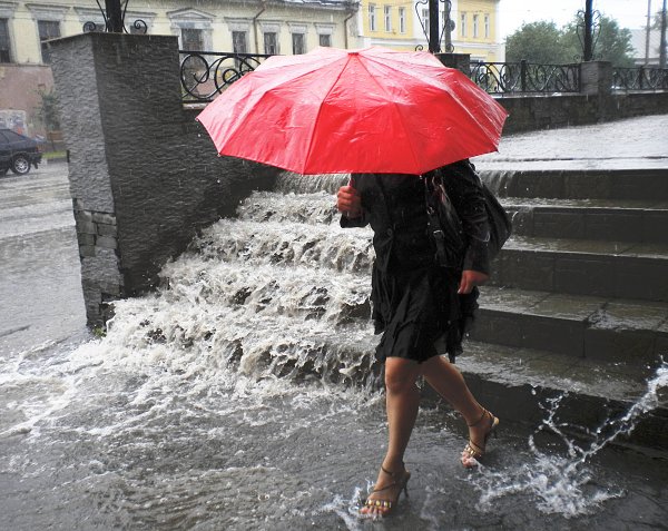 Сильный дождь в городе