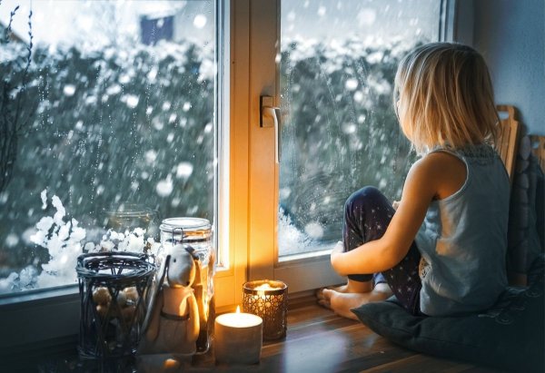 Девочка у окна зимой