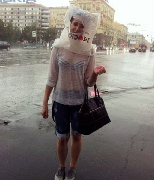 Девушка с пакетом на голове
