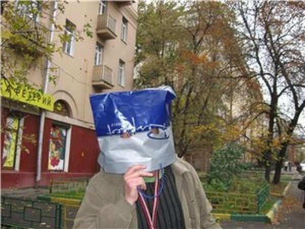 Пакет на голове от дождя