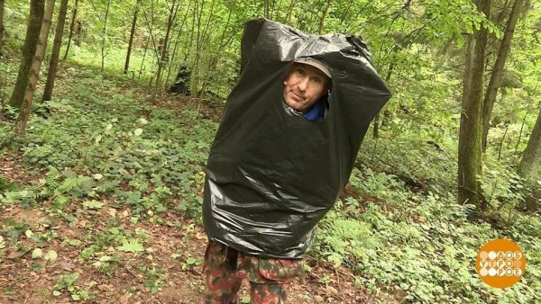 Дождевик из мусорного мешка