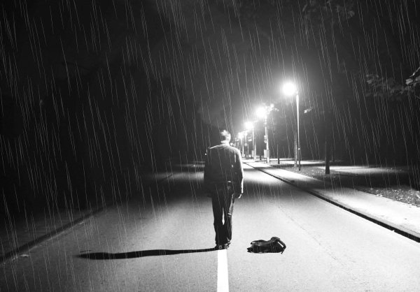 Одинокий человек на дороге