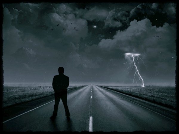 Одинокий парень на дороге