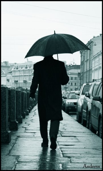 Мужчина под зонтом