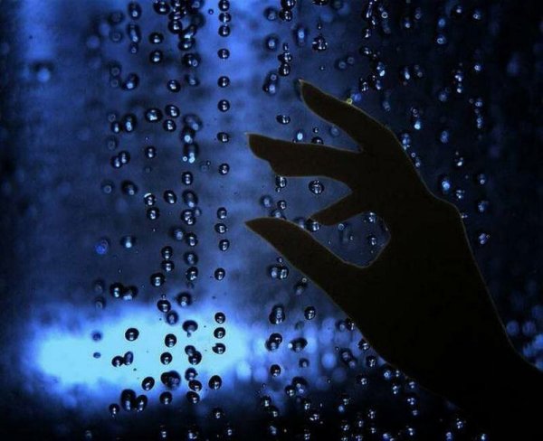 Рука на стекле дождь