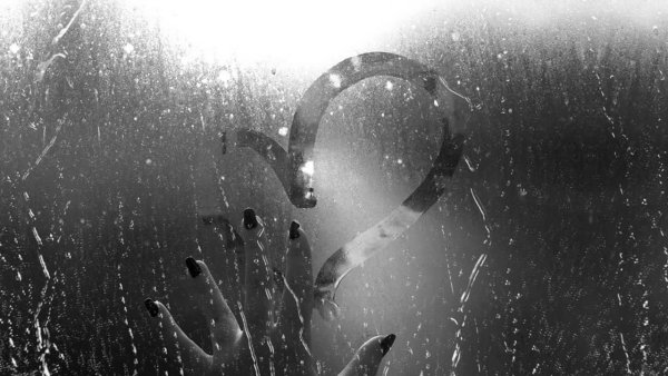 Рука на запотевшем стекле