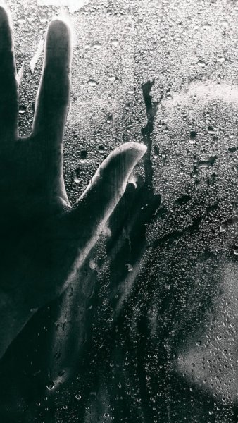 Рука на мокром стекле