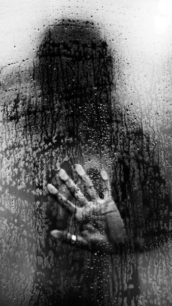 Эстетика размытого силуэта в отражении