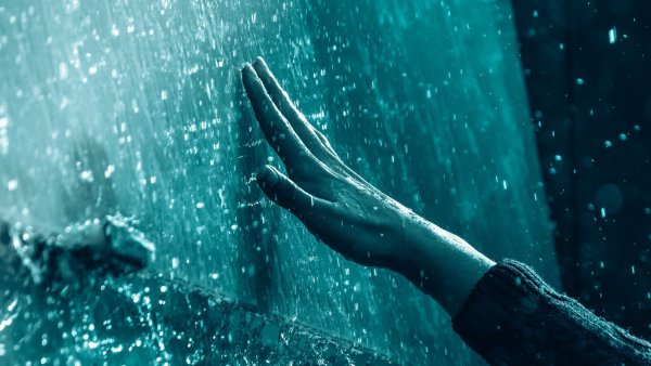 Рука под водой