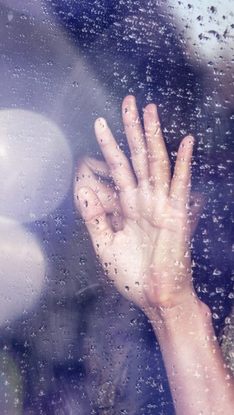 Рука на запотевшем стекле