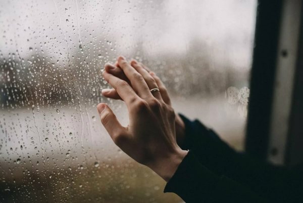 Рука на стекле дождь