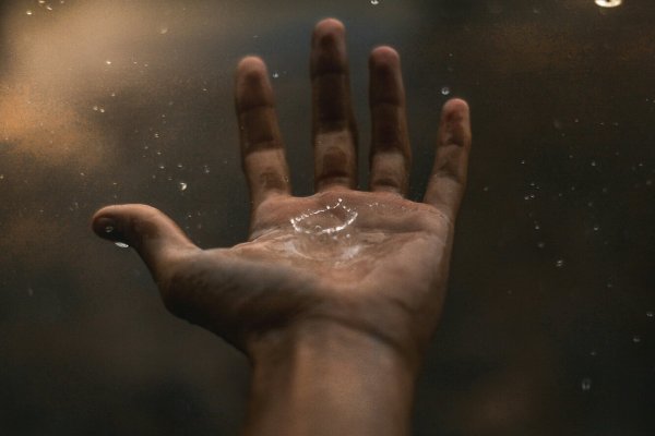 Капля воды в руках