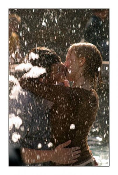 Пара влюбленных под дождем