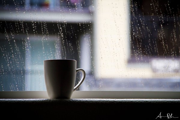 Чашка кофе на подоконнике