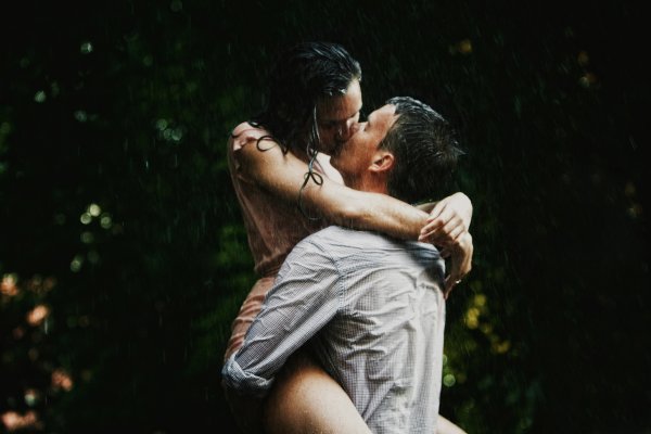 Поцелуй под дождем