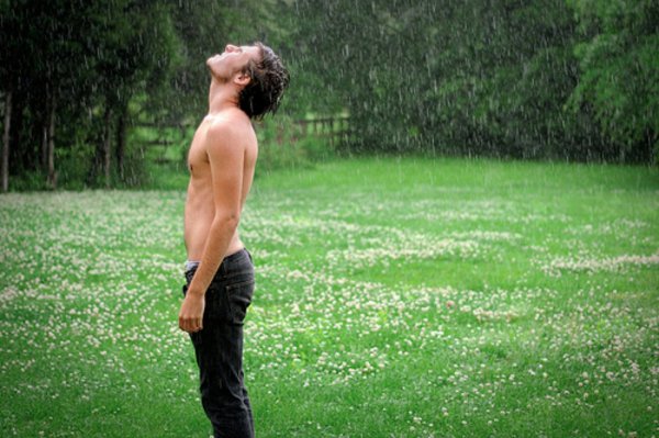 Голый парень под дождем