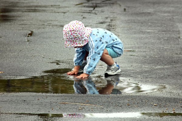 Ребенок в луже