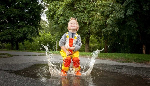 Счастливый ребенок в луде