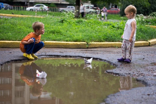 Ребенок в луже