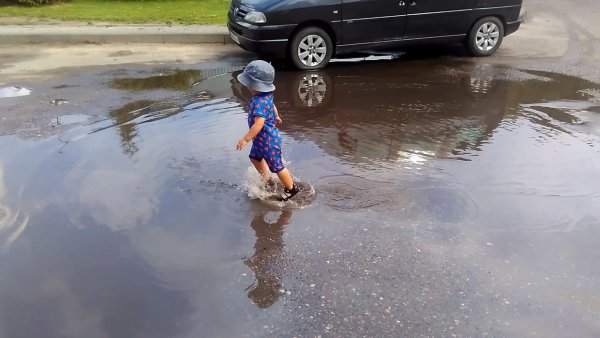 Мальчик в луже